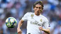 1. Luka Modric (Real Madrid) - Kontrak gelandang serba bisa milik Los Blancos ini akan berakhir pada Juni 2020. Peraih Ballon d'Or 2018 diisukan akan merapat ke Italia bersama Inter Milan. (AFP/Oscar Del Pozo)