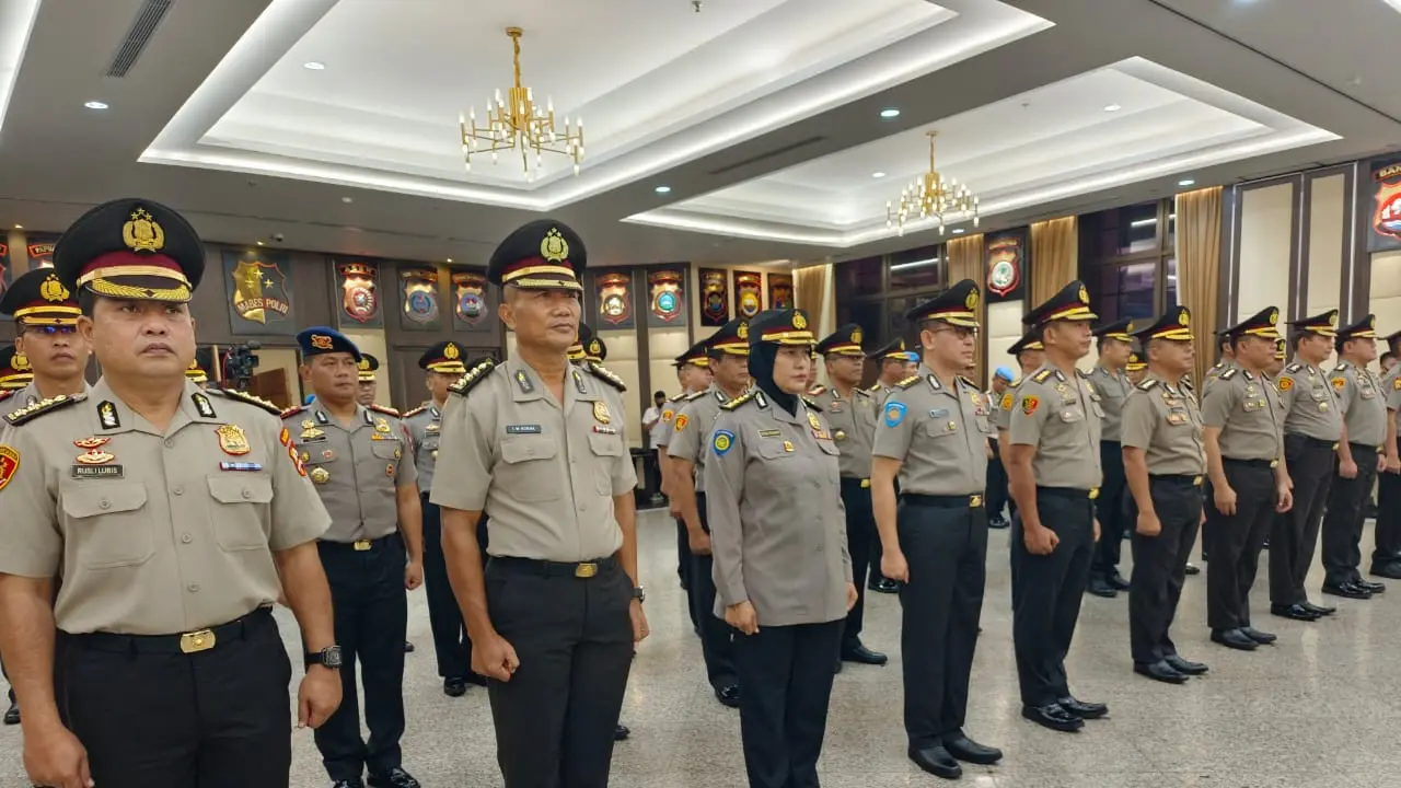 Polri menggelar upacara Korps Raport atau kenaikan pangkat setingkat lebih tinggi terhadap 42 Perwira Tinggi (Pati) dan 121 Perwira Menengah (Pamen).