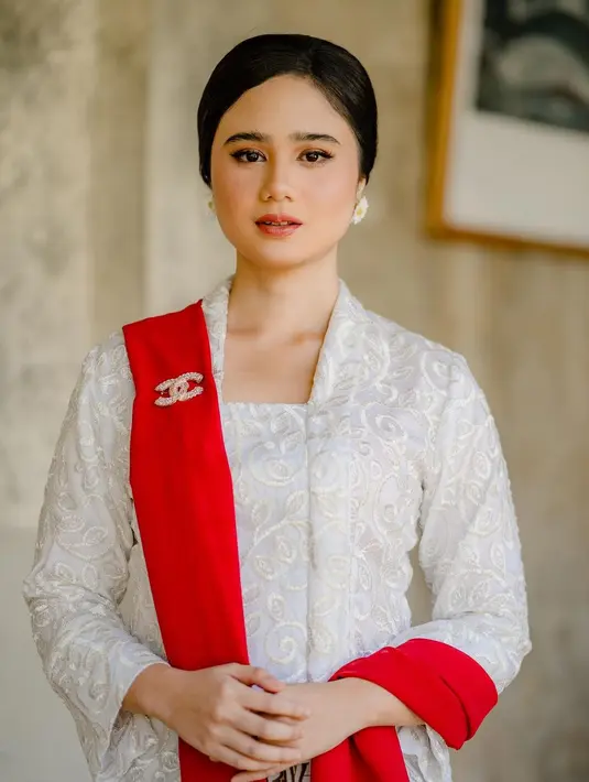 Dalam foto, Tissa begitu anggun dengan kebaya berwarna putih. Tak hanya itu, dirinya juga mengenakan selendang merah yang menyempurnakan penampilannya. (Instagram/tissabiani)