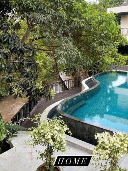 Keasrian rumah ini juga makin terasa dengan kolam renang yang modern, tapi juga tetap mengandung unsur alam dengan dikelilingi pepohonan. (Instagram @andrew.white_)