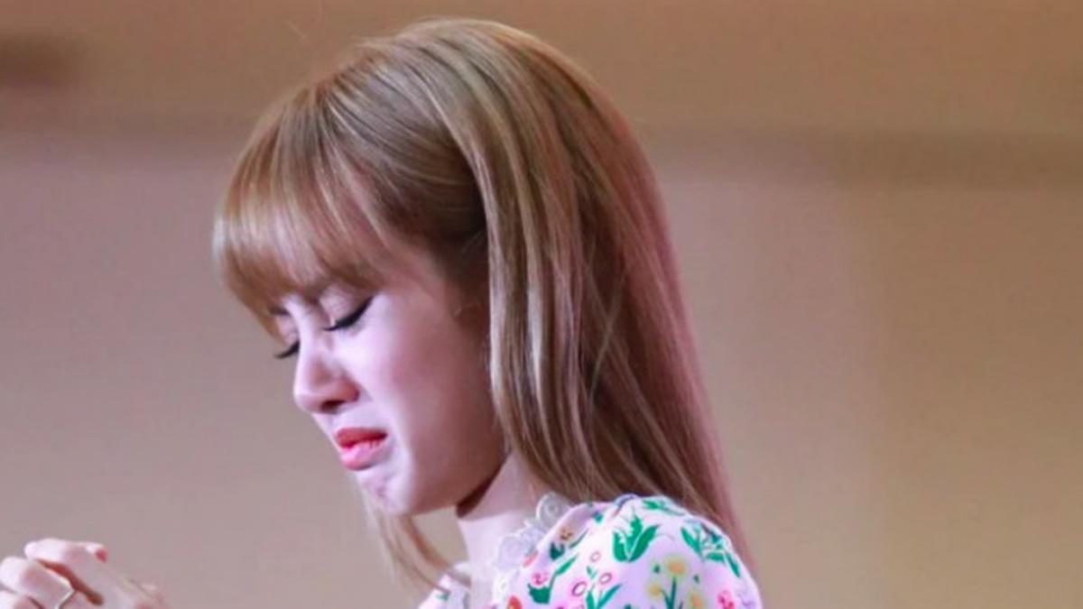 Lisa cry. Лиса плачет Блэк Пинк. Лиса из BLACKPINK плачет. Лиса из Блэк Пинк плачет. Black Pink Lisa Cry.