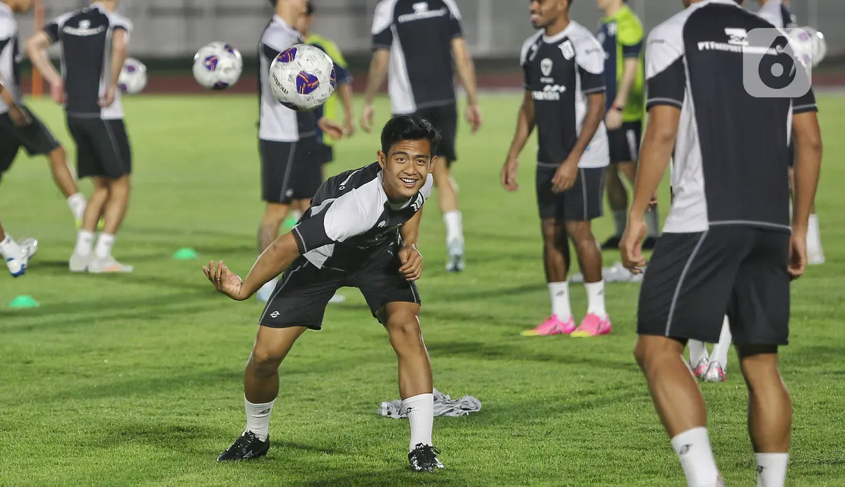 Pemain timnas Indonesia, Pratama Arhan saat mengikuti sesi latihan di Stadion Madya, Senayan, Jakarta, Selasa (12/11/2024). (Liputan6.com/Angga Yuniar)