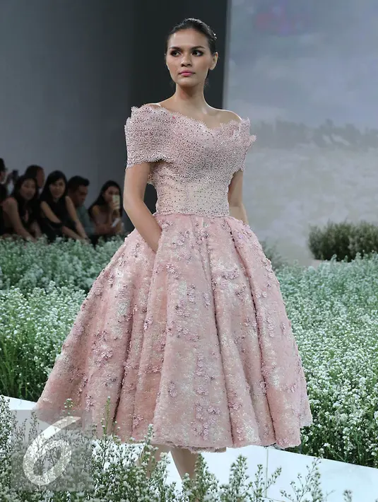 Model membawakan busana rancangan Hian Tje di acara IPMI Trend show 2016, Di Senayan City, Jakarta, Selasa  (1/12). Perancang Hian Tje  menghadirkan busana-busana feminin dan cantik berwarna pink. (Liputan6.com/Herman Zakharia)