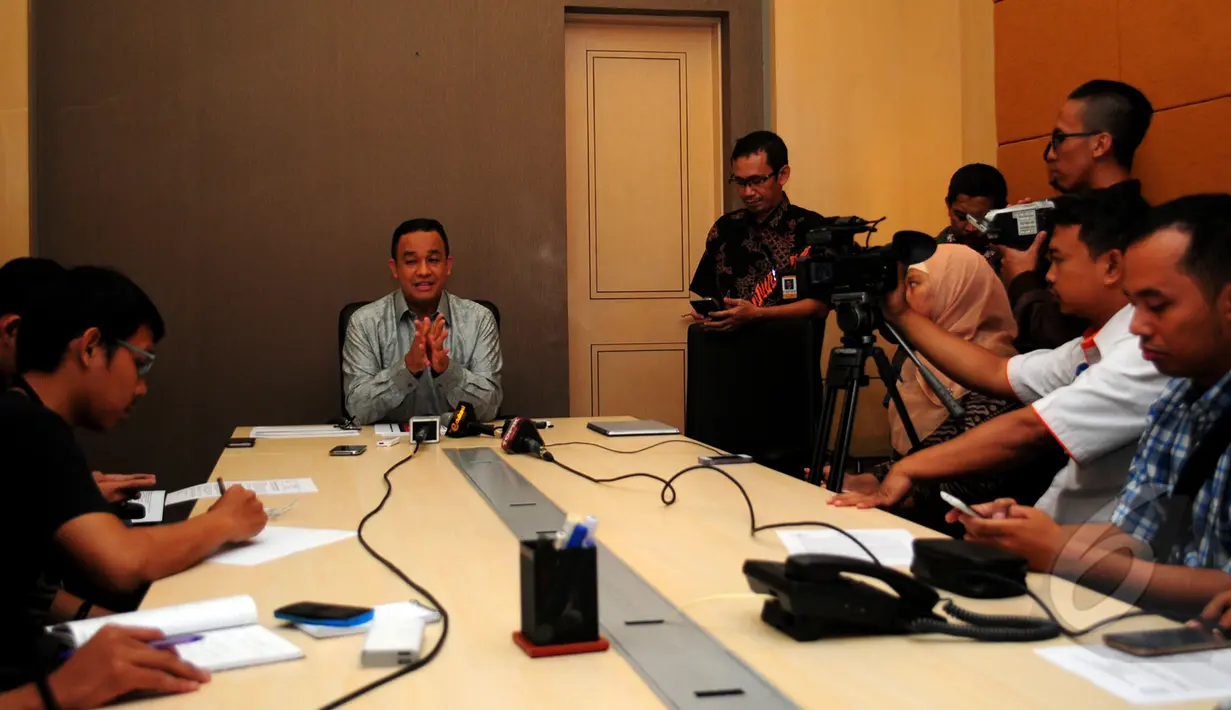 Mendikbud, Anies Bawesdan saat menjawab pertanyaan wartawan di Gedung Kemendikbud, Senayan, Jumat (13/3/2015). Mendikbud Anies Baswedan menuturkan, setiap laporan yang masuk segera ditindaklanjuti. (Liputan6.com/Yoppy Renato)