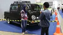 Pengunjung berpose dengan kendaraan yang dipajang dalam pameran Indonesia Classic N Unique Bus 2019 di JIExpo Kemayoran, Jakarta, Rabu (20/3). Pameran ini merangkai sejarah transportasi di Indonesia. (Liputan6.com/Immanuel Antonius)