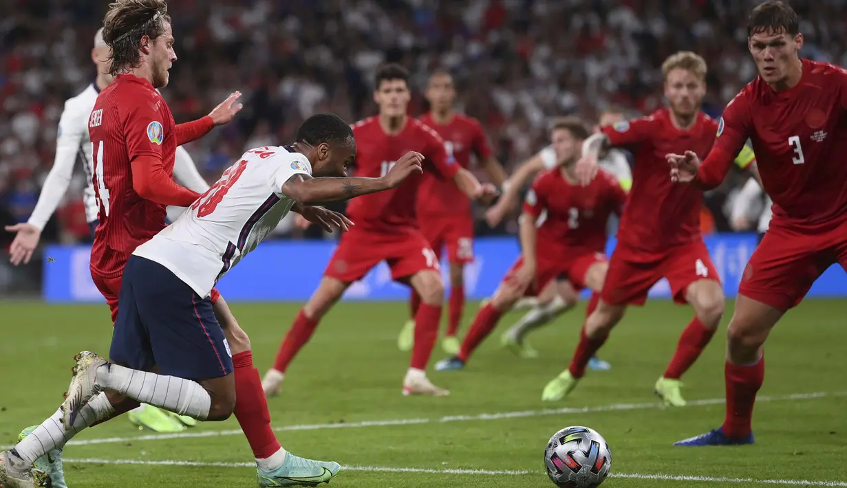 Timnas Inggris langsung mengamuk pada babak tambahan. Kemelut di muka gawang Denmark membuat lini pertahanan mereka melakukan pelanggaran terhadap Raheem Sterling di kotak terlarang. (Foto: AP/Pool/Laurence Griffiths)