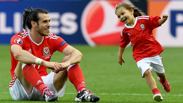 Kemesraan Gareth Bale dan Anaknya Usai Wales Lolos Perempat Final Piala Eropa 2016
