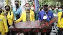 Mahasiswa yang tergabung dalam Aliansi BEM Seluruh Indonesia (BEM SI) menggelar aksi di sekitar Gedung Merah Putih KPK, Jakarta, Senin (27/9/2021). Aksi yang diikuti ratusan mahasiswa tersebut menuntut pembatalan pemecatan 57 pegawai KPK pada 30 September mendatang. (Liputan6.com/Faizal Fanani)