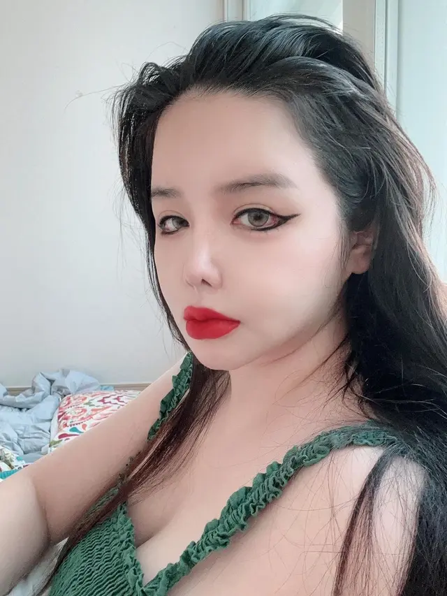 6 Potret Terbaru Park Bom Eks 2NE1 dengan Gaya Makeup Berbeda yang Bikin Pangling
