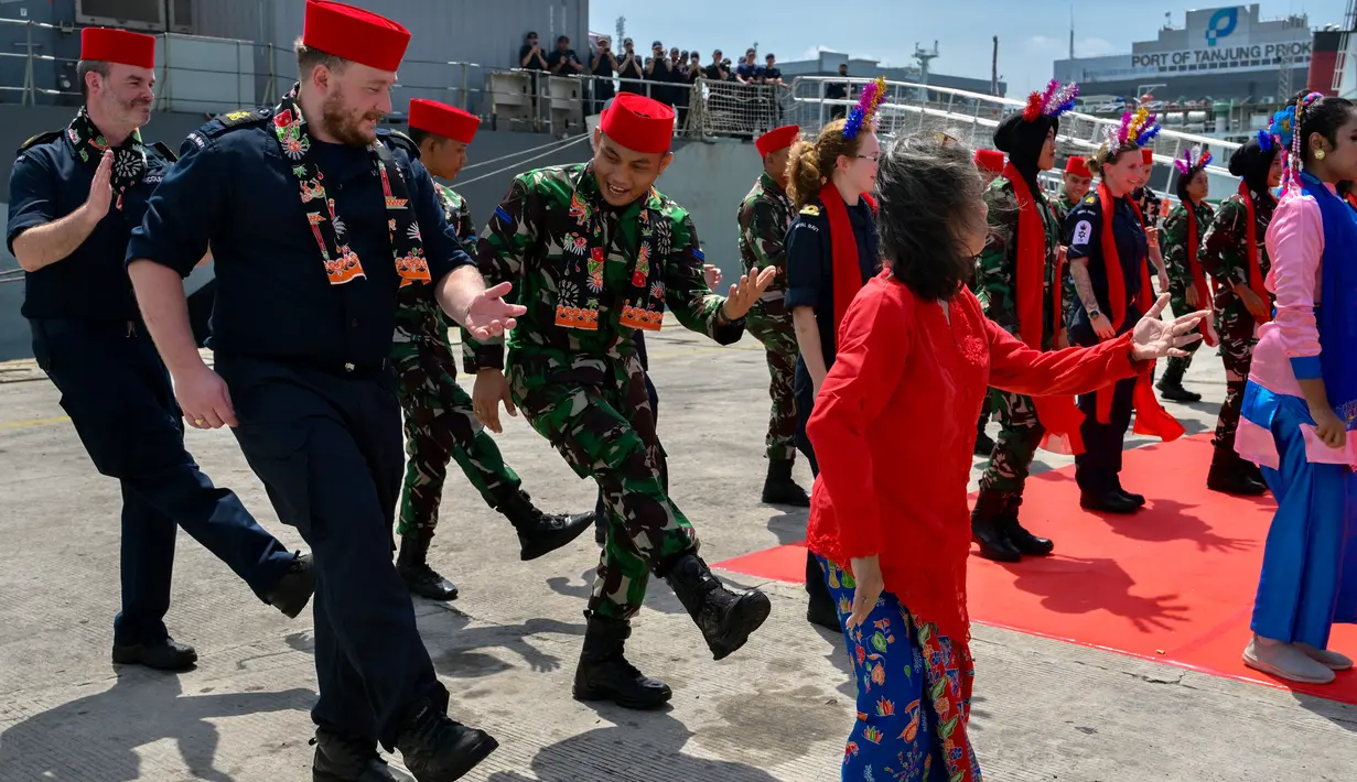 Untuk diketahui, HMS SPEY merupakan kapal ramah lingkungan di Angkatan Laut Kerajaan Inggris. Dinilai ramah lingkungan karena kapal ini menggunakan konverter katalitik yang dipasang pada corong pembuangan untuk mengurangi emisi gas karbondioksida (CO2). (BAY ISMOYO/AFP)