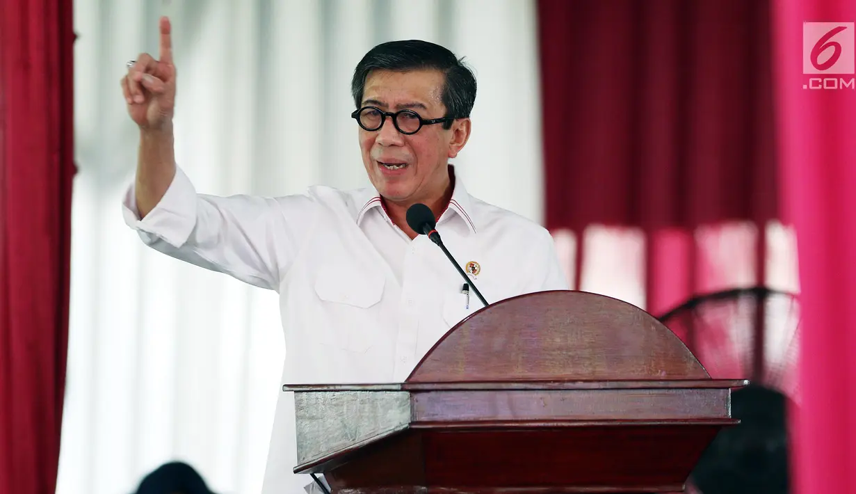 Menkumham Yasonna Laoly memberi sambutan dalam launching buku bela negara di LP Klas I Cipinang, Jakarta, Kamis (29/3). Program bela negara resmi diterapkan kepada seluruh warga binaan di LP seluruh Indonesia.  (Liputan6.com/JohanTallo)