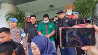 Aktor lawas Ibra Azhari kembali harus berurusan dengan polisi. Kali ini, Ibra bersama teman wanitanya yang seorang aktris wanita era 90an berinisial NN, ditangkap di apartemen kawasan Tangerang Selatan, Rabu (3/1/2024). (Merdeka.com/Bachtiarudin Alam)