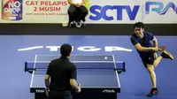 Ariel Noah melepaskan smes ke arah lawannya, Desta pada laga dadakan tunggal putra Turnamen Olahraga Selebriti Indonesia (TOSI) season 2 di GOR POPKI Cibubur, Jakarta Timur, Sabtu (13/01/2024). Ariel Noah kalah 0-2 (18-21, 19-21). (Bola.com/Bagaskara Lazuardi)