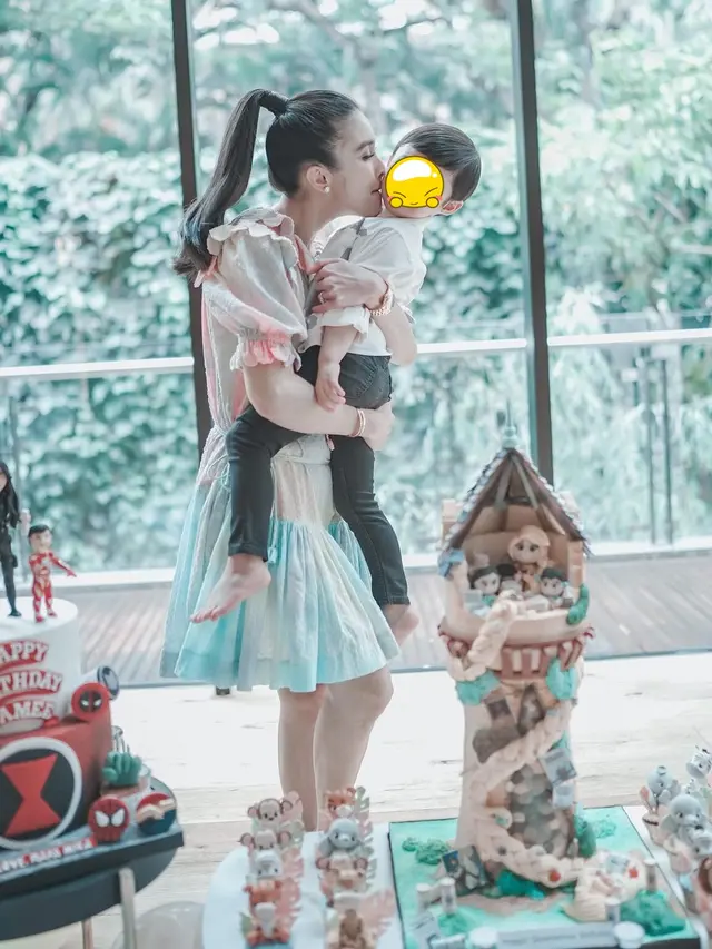 6 Potret Ulang Tahun Sandra Dewi yang ke-38 Tahun, Bentuk Kuenya Unik
