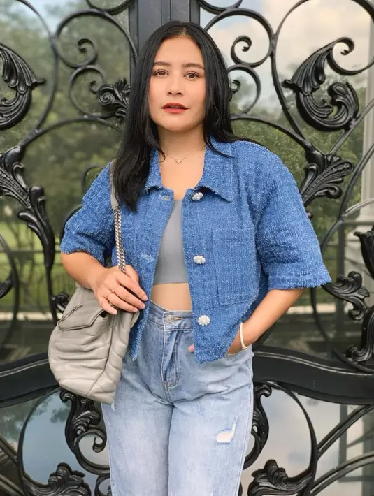 Di akun Instagramnya, wanita yang dikabarkan berpacaran dengan Irzan Faiq ini kerap memosting foto-foto dirinya dengan gaya kasual. Ia selalu tampil simpel namun tetap stylish. Busana yang Prilly kenakan pun bisa menjadi inspirasi OOTD. (Liputan6.com/IG/@prillylatuconsina96)