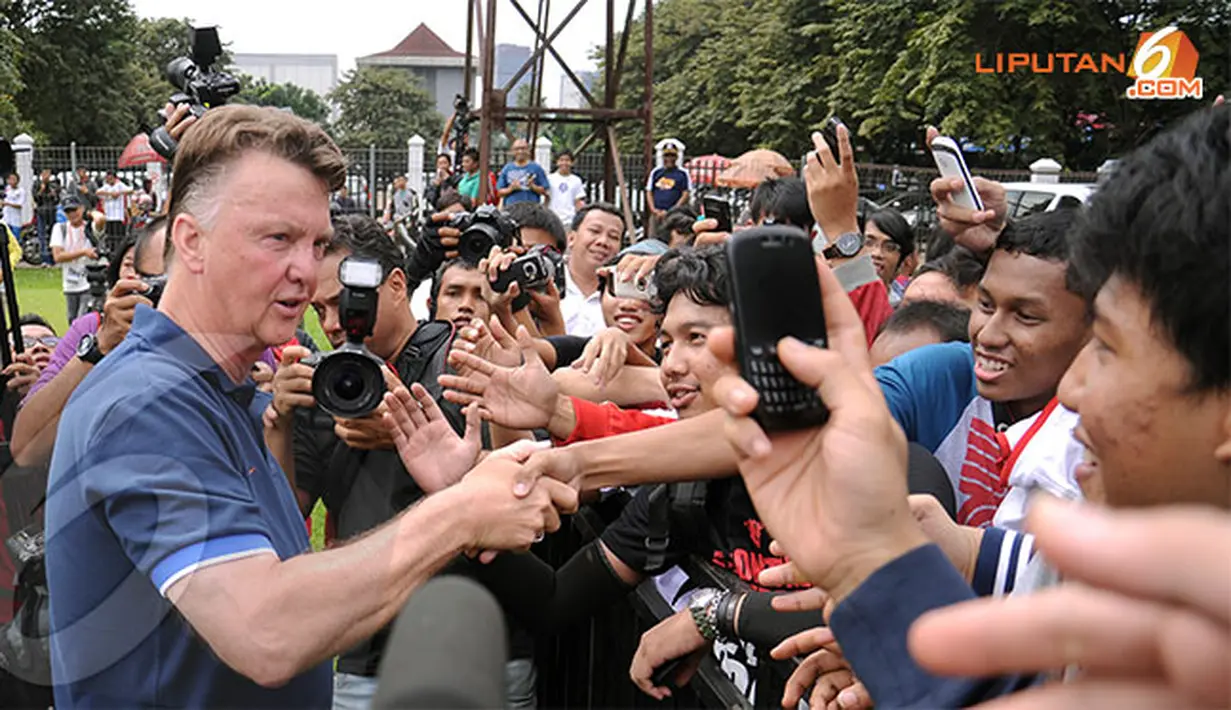 Louis van Gaal (Pelatih Timnas Belanda) menemui sejumlah penggemar sepakbola yang berkerumun di pinggir Lapangan C Senayan Jakarta pada Kamis 6 Juni 2013
