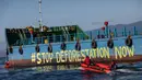 Aktivis Greenpeace melukis "Stop Deforestation Now" ke lambung kapal tanker minyak sawit di kilang Wilmar International di Bitung, Sulawesi Utara, Selasa (25/9). (Dhemas Reviyanto, Nugroho Adi Putera, Jurnasyanto Sukarno/Greenpeace Southeast Asia/AFP)