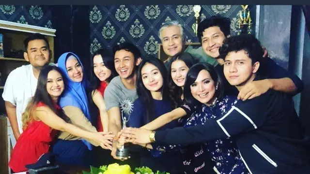 6 Potret Kedekatan Pemain Sinetron Cinta karena Cinta di Balik Layar, Kompak