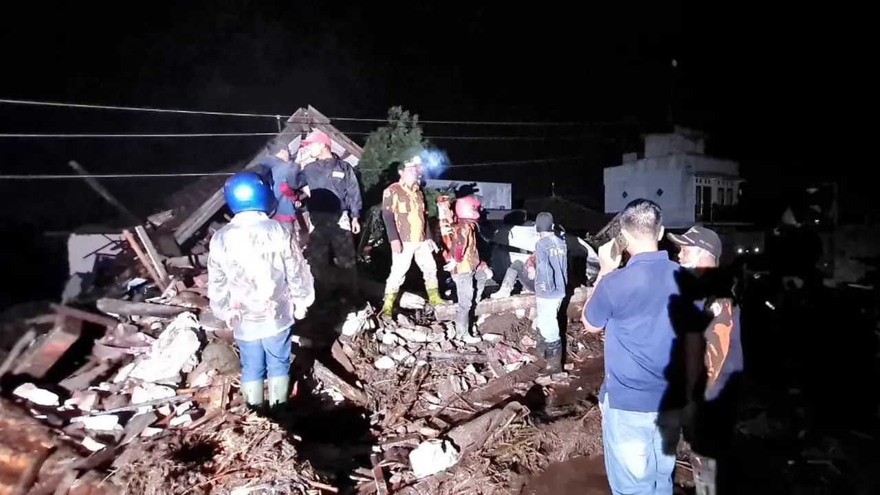 Proses perbaikan listrik di Kota Batu usai diterjang banjir. (Dian Kurniawan/Liputan6.com)