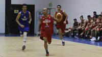 Pemain Timnas Basket Indonesia, Mario Wuysang, saat bertanding melawan Satria Muda saat laga uji coba di Tangerang, Jumat (21/7/2017). Timnas Basket menang 82-87 atas Satria Muda. (Bola.com/M Iqbal Ichsan)