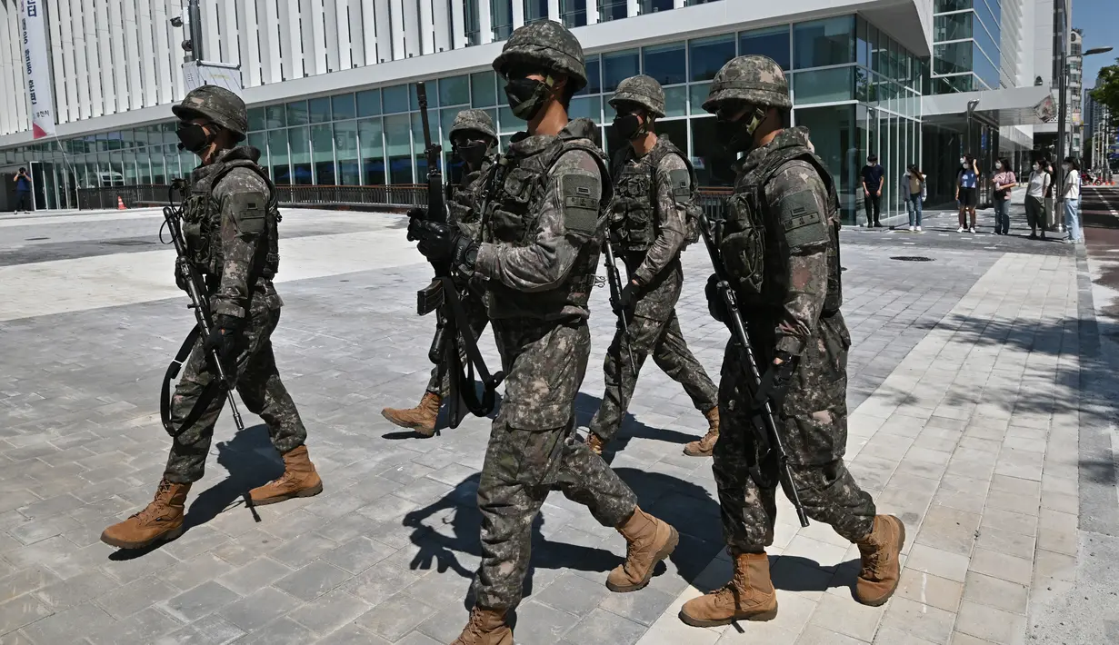 Tentara Korea Selatan ikut serta dalam latihan anti-teror di Pusat Seni Bucheon di Bucheon, sebelah barat Seoul (23/8/2022). Latihan anti-teror ini di sela-sela latihan militer gabungan Korea Selatan-AS yang disebut Ulchi Freedom Shield. (AFP/Jung Yeon-je)