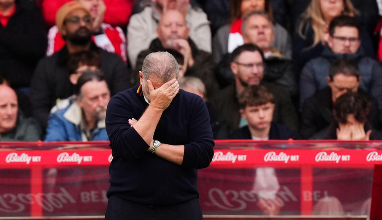 Pemilik klub, Evangelos Marinakis, dilaporkan meninggalkan tempat duduknya sebelum laga berakhir. Pengumuman resmi pemecatan datang 19 menit setelah peluit panjang dibunyikan. (Mike Egerton/PA via AP)