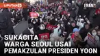 Musik K-Pop mengalun keras, diiringi sorak sorai dan pelukan para demonstran, usai parlemen Korea Selatan resmi memakzulkan Presiden Yoon Suk-yeol pada Sabtu (14/12/2024).