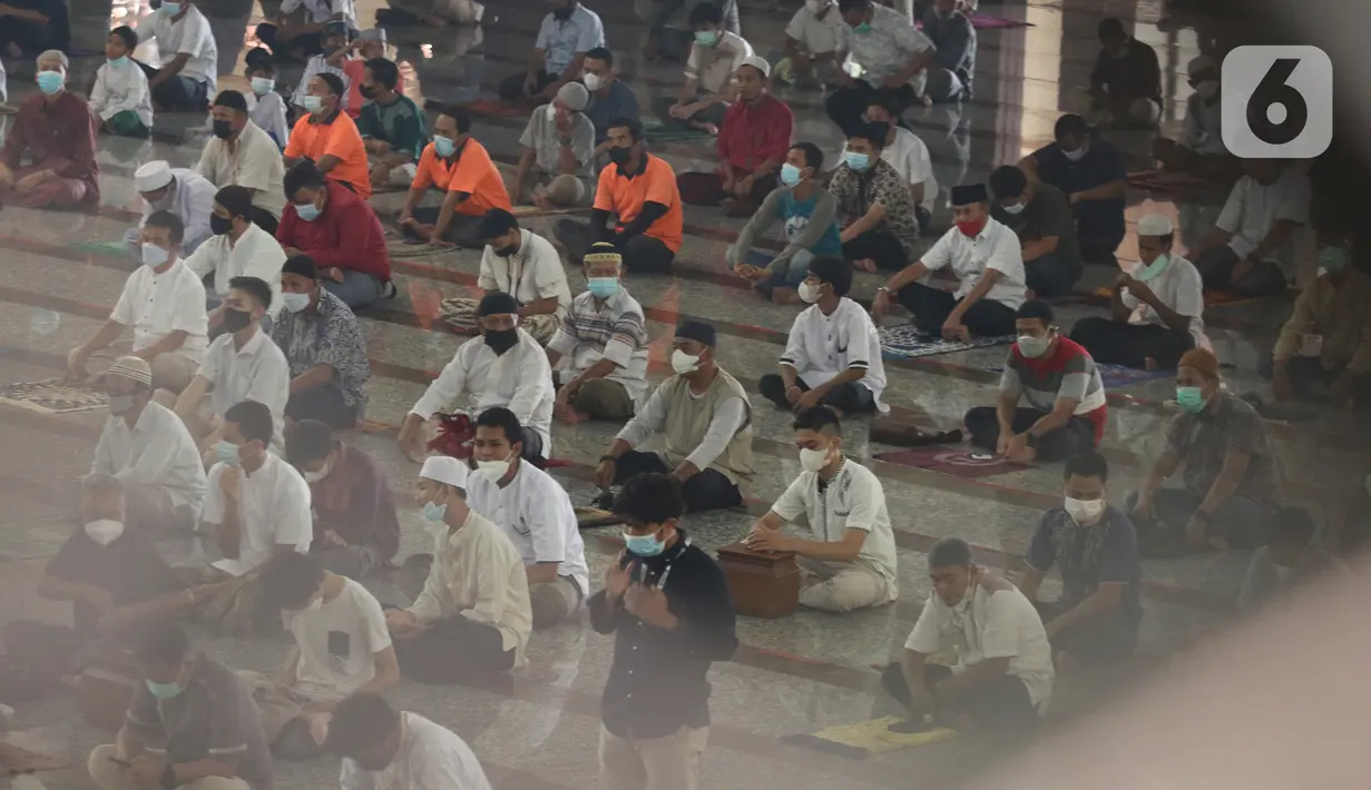 Sejumlah jemaah mendengarkan ceramah sebelum Salat Jumat di Masjid At-Tin, Jakarta, Jumat (13/08/2021). Masjid At-Tin kembali menggelar Salat Jumat pertama kalinya setelah kegiatan shalat jumat dihentikan lantaran mengikuti ketentuan pemberlakuan PPKM Darurat. (Liputan6.com/Herman Zakharia)