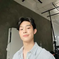 Memiliki lesung pipi membuat Gabriel Prince makin terlihat manis. Ia pun mengenakan stripe shirt yang simple untuk membintangi sebuah iklan. (instagram/phrrince)