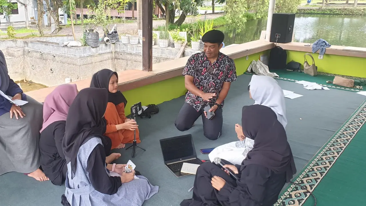 Ridwan Mustopa, wartawan Kompas TV, tengah memberikan materi kelas editing video dan wawancara, dalam kegiatan Ngabuburit Ngaji Jurnalistik, Ramadan 1444 H/2023. (Liputan6.com/Jayadi Supriadin)