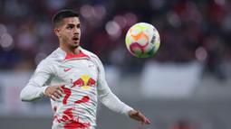 Pemain RB Leipzig, Andre Silva berusaha mengontrol bola saat laga DFB Pokal 2022/2023 melawan Hamburg SV di Leipzig, Jerman, 18 Oktober 2022. Ia dikaitkan dengan Liverpool setelah performa apiknya pada musim ini. Silva tercatat mengemas 9 gol dan 9 assist dari 34 penampilan di berbagai ajang. Dilansir dari situs transfermarkt, pemain asal Portugal tersebut memiliki nilai pasar 45 juta euro. (AFP/Ronny Hartmann)