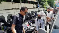 Anak AGH alias AG tiba di Pengadilan Negeri Jakarta Selatan untuk menjalani sidang tuntutan pada hari ini, Rabu (5/4/2023). (Liputan6.com/Ady Anugrahadi)