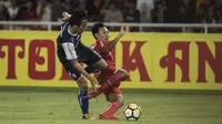 Gelandang Persija Jakarta, Novri Setiawan, dijatuhkan gelandang Arema FC, Hanif Sjahbandi, pada laga Liga 1 di SUGBK, Jakarta, Sabtu (31/3/2018). Persija menang 3-1 atas Arema FC. (Bola.com/Vitalis Yogi Trisna)