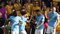 Pemain Manchester City, Tijjani Reijnders melakukan selebrasi bersama Oscar Bobb setelah mencetak gol ke gawang Bournemouth dalam laga Liga Inggris 2025/2026 di Molineux stadium, Wolverhampton, Inggris, Sabtu (16/08/2025) waktu setempat. (AFP/Darren Staples)