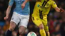 Gelandang Manchester City, Kevin De Bruyne berebut bola dengan pemain Burton Albion, Jamie Allen pada laga leg pertama semifinal Piala Liga Inggris di Stadion Etihad, Kamis (10/1). Manchester City menang telak atas Burton Albion 9-0. (AP/Dave Thompson)