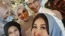 <p>"Slamat menempuh hidup baru Jun.. Suatu saat kita terbang lg yaa..," tulis Jihan Fahira membagikan potretnya bersama pengantin. [Instagram/paramitha118real]</p>