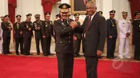 Kapolri Jenderal Pol. Badrodin Haiti (kiri) mendapat ucapan selamat dari Plt Ketua KPK Taufiqurrahman Ruki setelah resmi menjabat sebagai Kapolri di Istana Negara, Jakarta, Jumat (17/4/2015). (Liputan6.com/Faizal Fanani)
