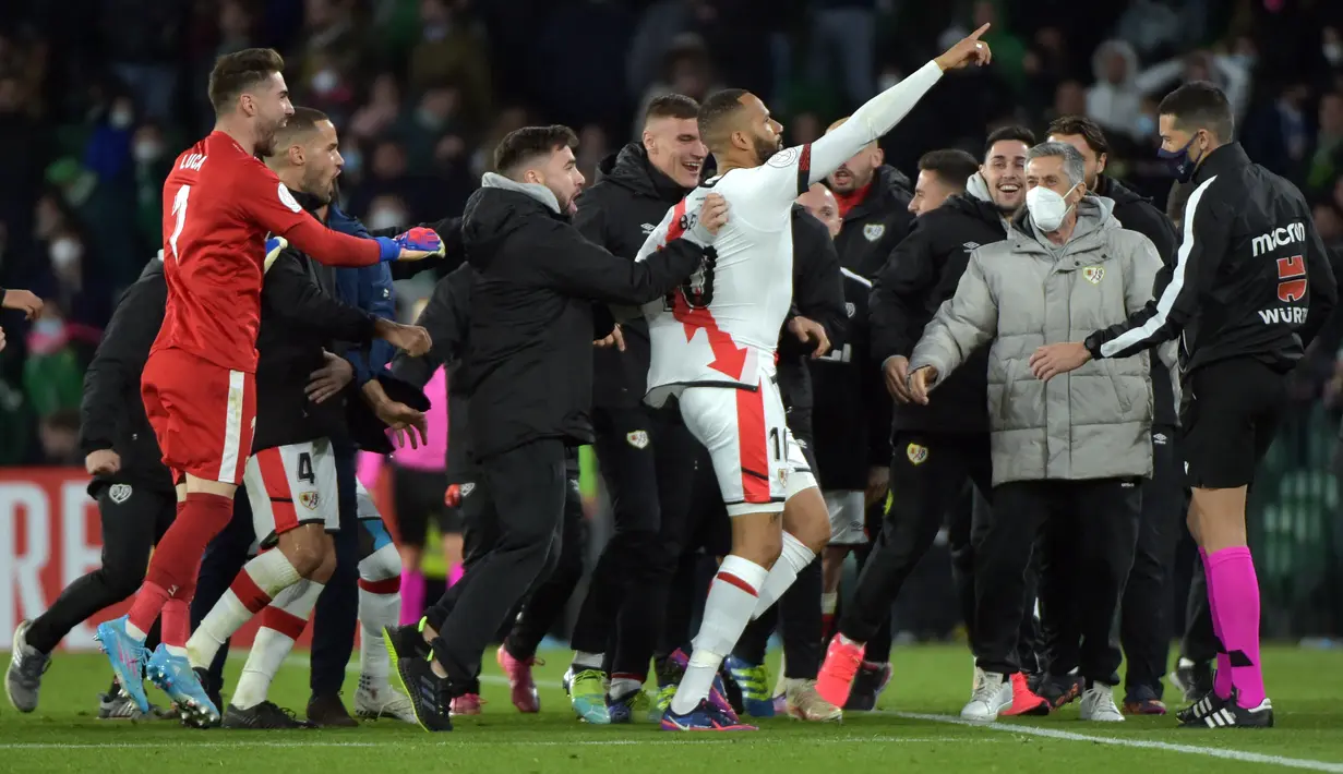 Penyerang Rayo Vallecano, Bebe (tengah) merayakan setelah mencetak gol Real Betis pada semifinal Copa del Rey (Piala Raja) di Stadion Benito Villamarin, Spanyol (4/3/2022). Real Betis bermain imbang 1-1 saat menjamu Rayo Vallecano pada leg kedua semifinal Copa del Rey. (AFP/Cristina Quicler)