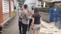Korban begal bokong saat didatangi pihak kepolisian di wilayah Kecamatan Beji, Kota Depok. (Liputan6.com/Dicky Agung Prihanto).