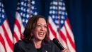 Gaya power dressing yang semakin kuat bisa dilakukan dengan memadukan outfit serba hitam. Di sini, Kamala Harris terlihat memadukan inner dengan blazer dan celana panjang yang semuanya berwarna hitam. [Foto: Instagram/kamalaharris]