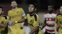 Bek Bhayangkara FC, Putu Gede, saat melawan Madura United pada laga Liga 1 di Stadion PTIK, Jakarta, Kamis, (07/6/2018). Bhayangkara FC menang 1-0 atas Madura United. (Bola.com/M Iqbal Ichsan)
