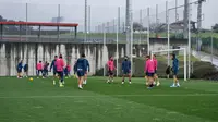 Pemain Athletic Bilbao berlatih di kompleks latihan Lezama, Kamis (11/1/2024). Mereka berlatih untuk persiapan menghadapi laga melawan Real Sociedad, Sabtu (13/1/2024). (Bola.com/Yus Mei Sawitri)