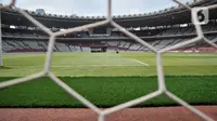 Aktivitas pekerja saat perawatan lapangan Stadion Utama Gelora Bung Karno Senayan, Jakarta Pusat, Kamis (12/1/2023). Perawatan kebersihan Stadion berkapasitas 88.083 penonton tersebut dilakukan secara rutin jelang pertandingan Internasional Sepakbola U-20 di Indonesia yang diikuti 24 negara untuk ajang bergengsi sepak bola yang akan berlangsung 20 Mei hingga 11 Juni 2023 mendatang. (merdeka.com/Iqbal S Nugroho)