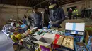 Mereka datang untuk mencari persediaan yang dibutuhkan saat kebakaran hebat yang melanda kawasan Los Angeles. (VALERIE MACON/AFP)