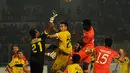 Penjaga gawang Barito Putera, Syamsidar, berusaha memenangkan perebutan bola dengan penyerang Persija, Foday Boakay Edy, saat berlaga di Stadion GBK, Jakarta, (5/9/2014). (Liputan6.com/Helmi Fithriansyah)