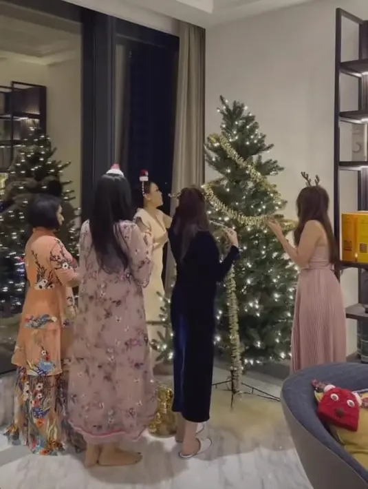 <p>Tradisi Boras Si Pir Ni Tondi dilakukan oleh mertua dari Jessica Mila. Mereka terlihat menaburkan beras di kepala Jessi dan suaminya, kemudian melemparkan ke udara ketika memasuki rumah baru itu. [Foto: instagram.com/jesicamila03]</p>