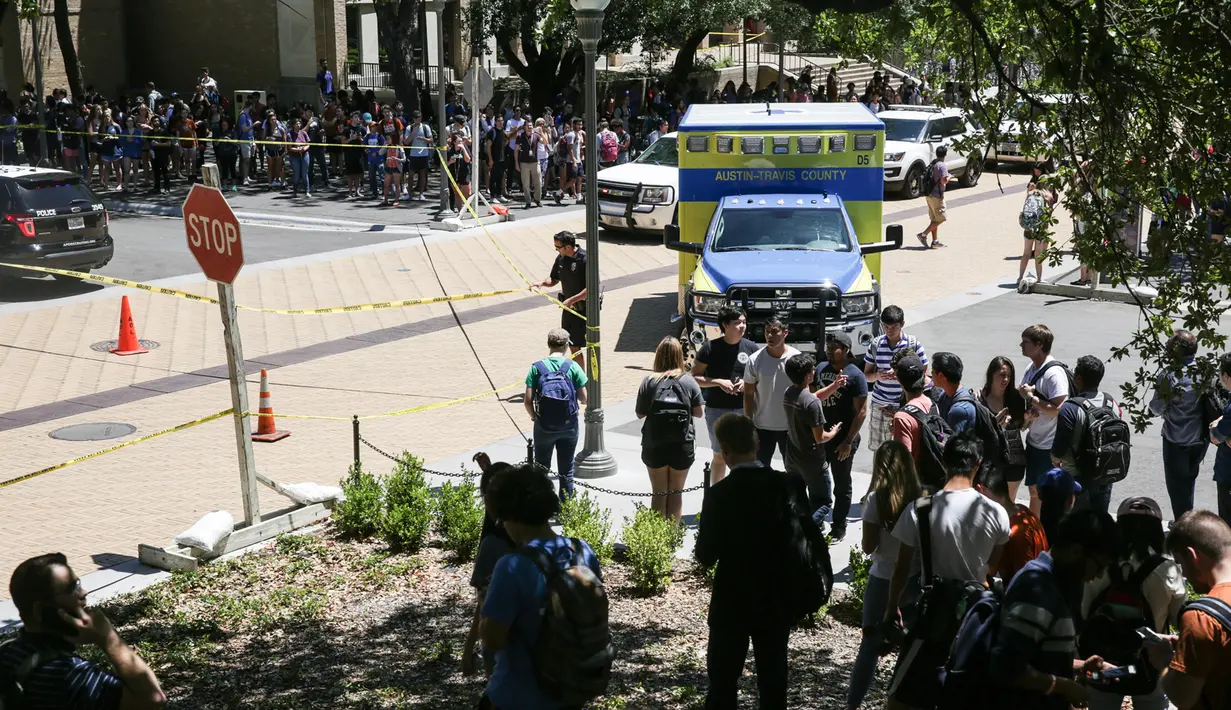 Kepolisian Austin mensterilkan lokasi setelah insiden penusukan massal di University of Texas, Senin (1/5). Terduga pelaku dan motif serangan tersebut belum dapat diketahui karena masih dalam penyelidikan. (Tamir Kalifa/Austin American-Statesman via AP)