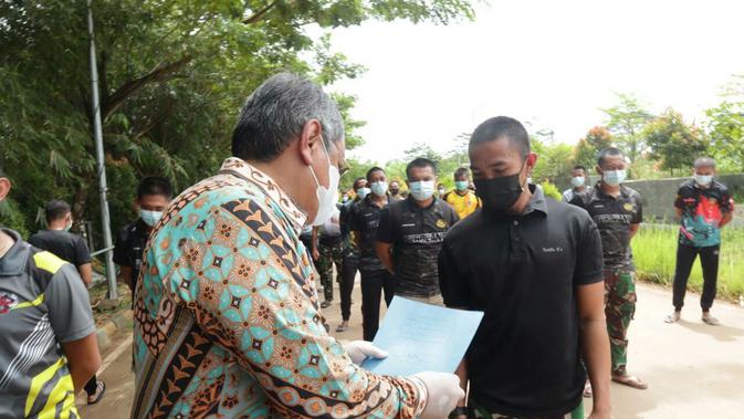 40 Prajurit TNI Yon Arhanud Serpong diizinkan pulang dari Rumah Lawan Covid-19 Tangsel setelah dinyatakan sembuh dari virus corona. (Liputan6.com/Pramita Tristiawati)