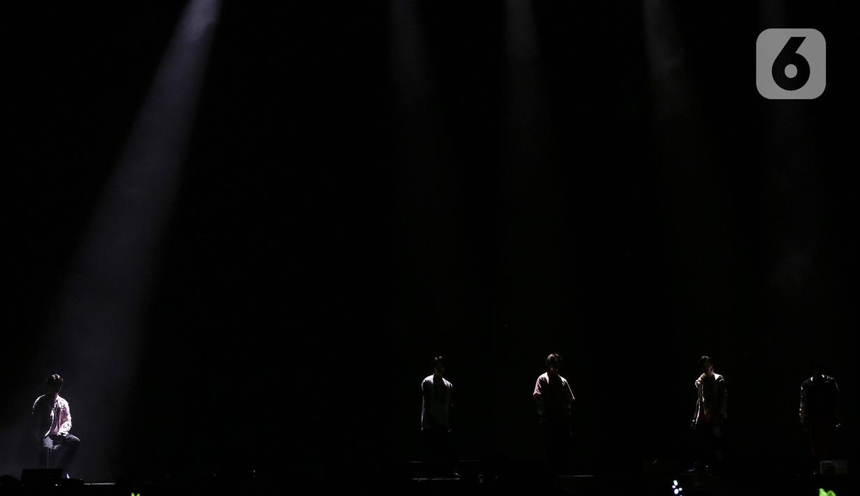 Acara jumpa penggemar ini dibuka dengan dua lagu yang membakar semangat penonton, yaitu "Kick Back" dan "Try My Love". (Liputan6.com/Johan Tallo)