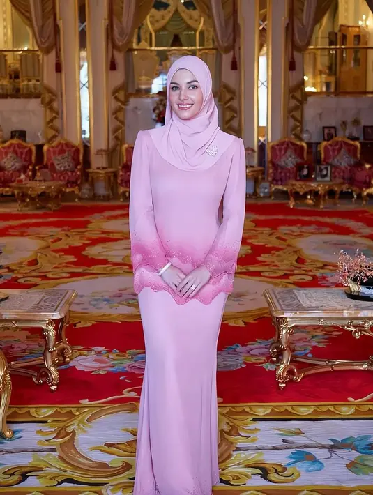 Potret lain memperlihatkan sesi pemotretan individu. Dengan latar ruangan kerajaan, Anisha Rosnah tampak begitu anggun mengenakan baju kurung ombre pink yang indah. Penampilan Anisha kian sempurna dengan hijab warna senada. [@anisharsnh/@mateen_anishh]